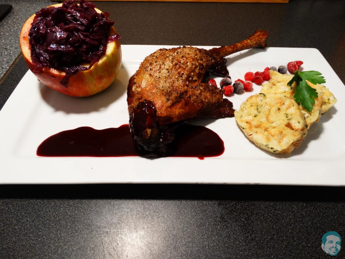 Gebratene Gänsekeule auf fruchtiger Waldbeerenpunschsauce mit ... Gebratene Gänsekeule auf fruchtiger Waldbeerenpunschsauce mit ...