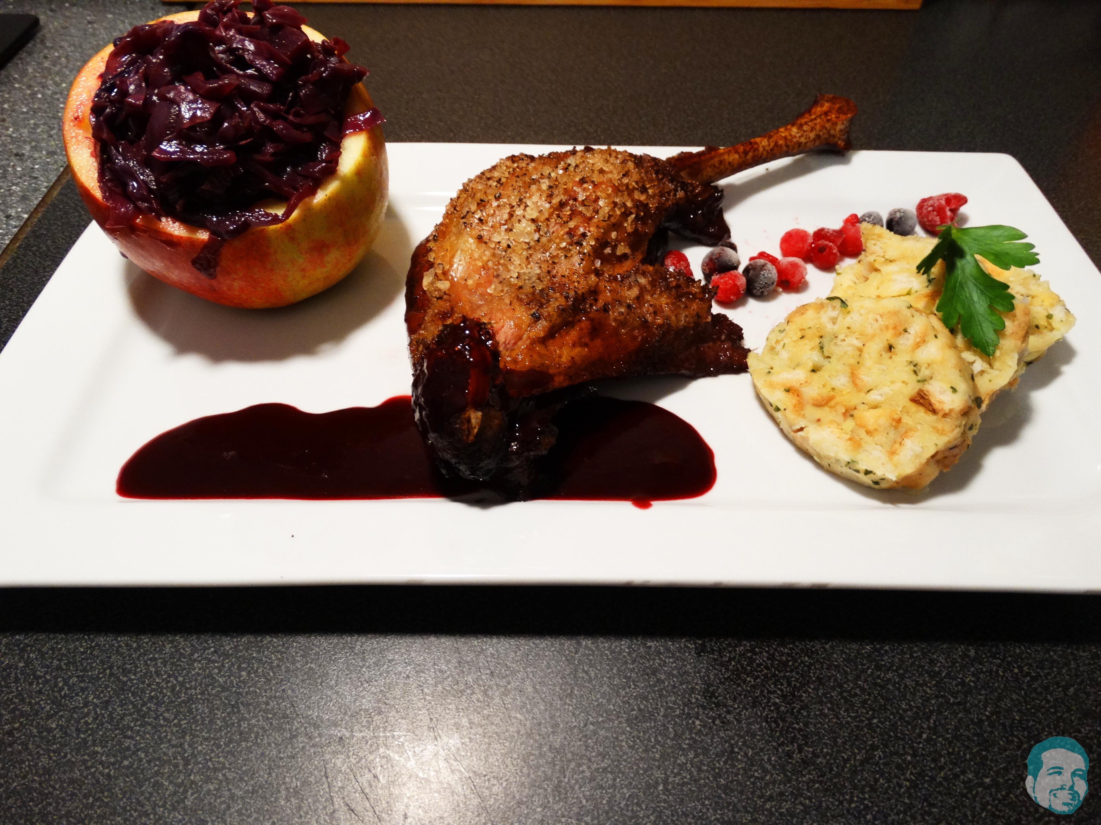 Gebratene Gänsekeule auf fruchtiger Waldbeerenpunschsauce mit ...