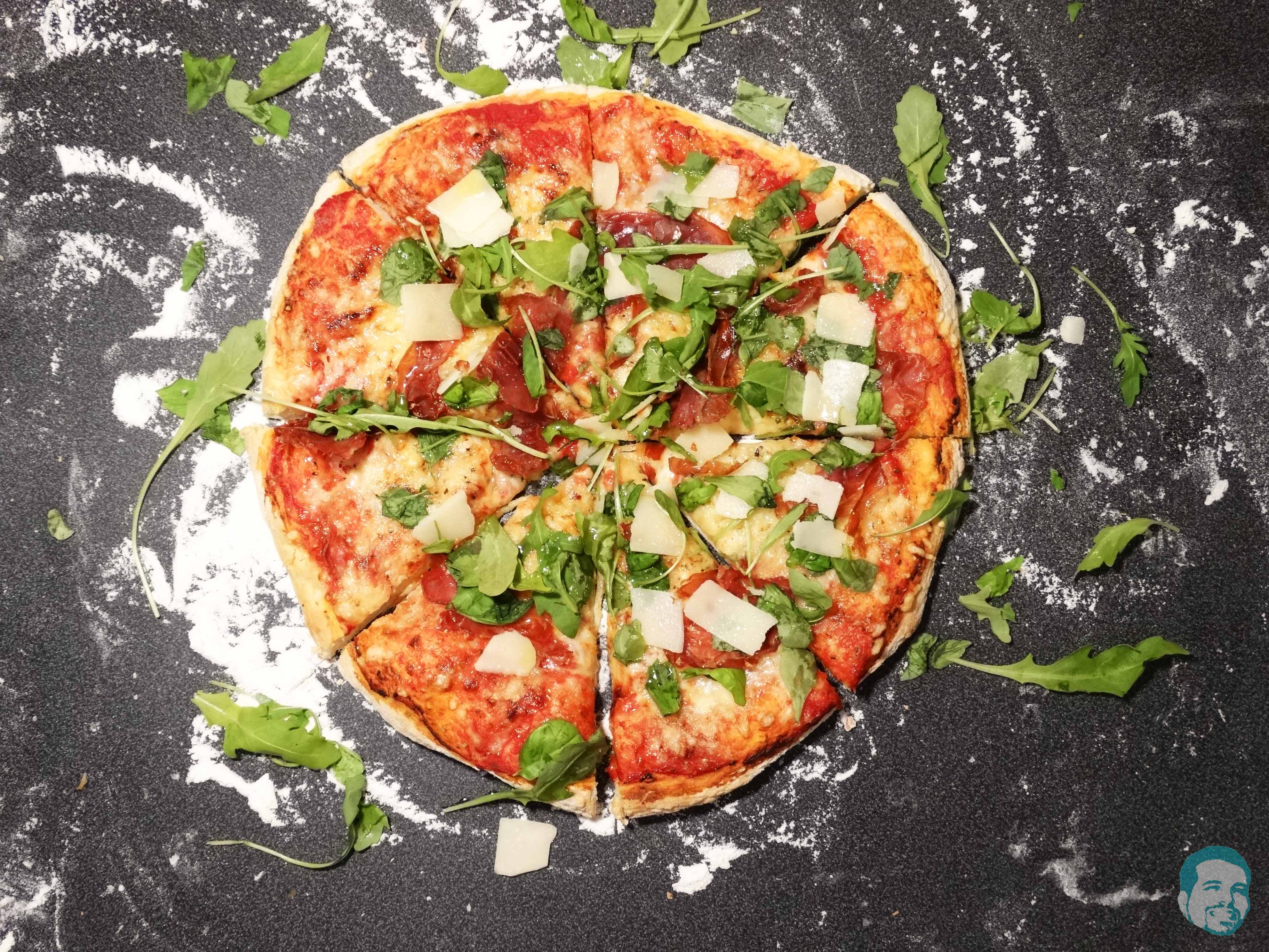 Prosciutto Pizza mit Rucola &amp; Grana Padano - Haunis Food Blog