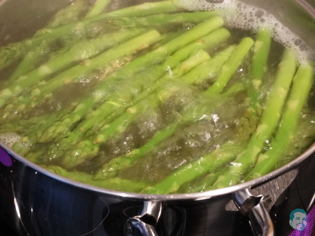 Grünen Spargel kochen