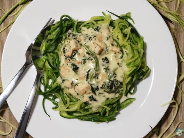 Zudeln mit einer Lachs - Obers - Blattspinatsauce