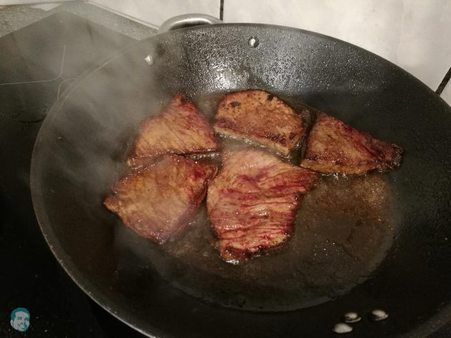 Zwiebelrostbraten anbraten wenden