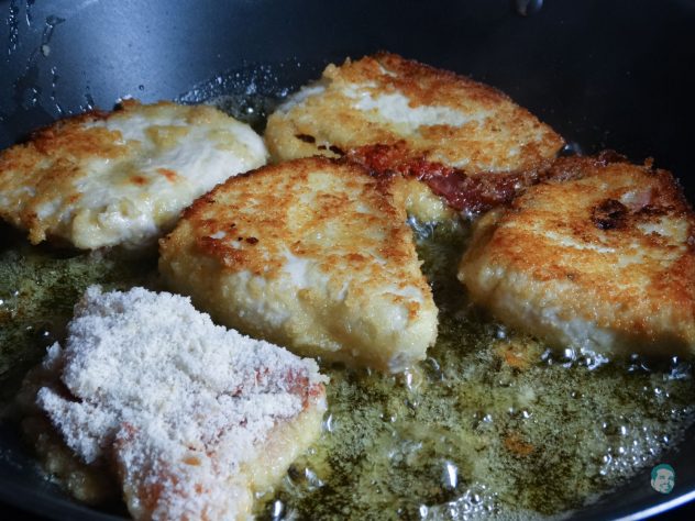 Parmesanhuhn mit Basilikum goldbraun braten