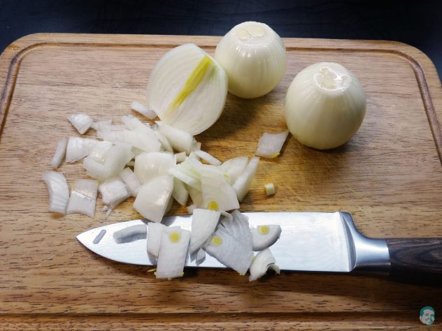 Kuerbis Kokossuppe Zwiebel schneiden