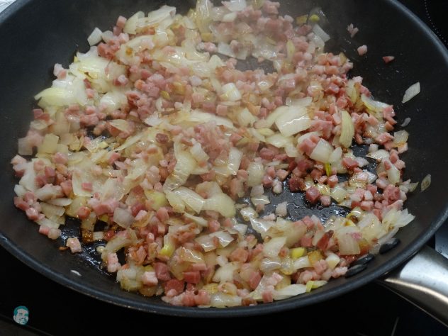 Speck mit Zwiebel anrösten - Haunis Food Blog