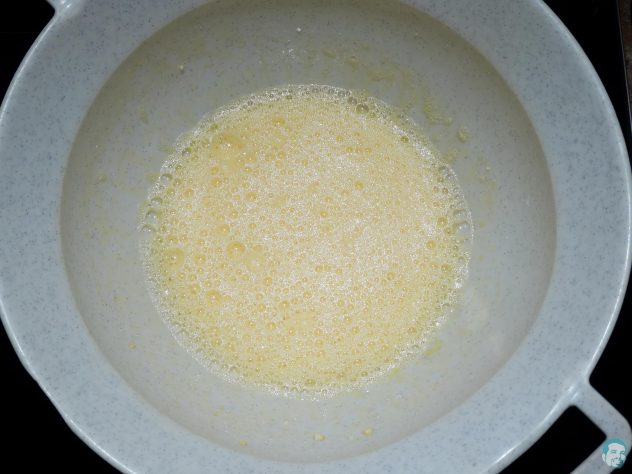 Ei-und-Zucker-schaumig-geschlagen