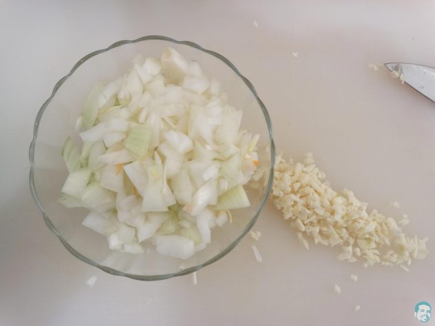 Zwiebel-und-Knoblauch-geschnitten