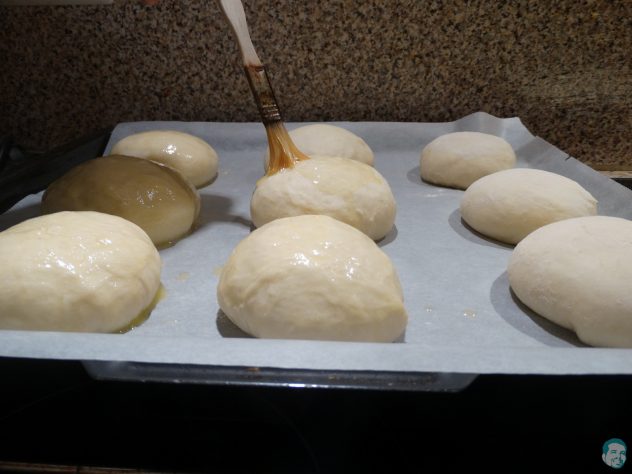 Ofenkrapfen-mit-Butter-bestreichen