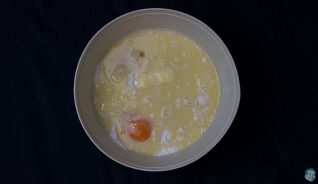 Osterhasen aus Germteig - Mehl, Ei und Zucker, Milch, Germ