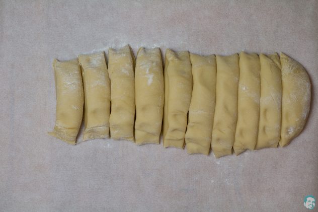 Osterhasen aus Germteig - geschnitten
