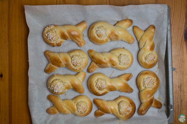 Osterhasen aus Germteig - fertig gebacken